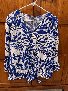 Ava & Grace Blue and White Leaf-Print Button-Front Blouse